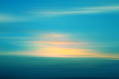 Bulut ve gökyüzünün alacakaranlık zamanlarındaki hareketlerinin arkaplanı bulanıklaştı