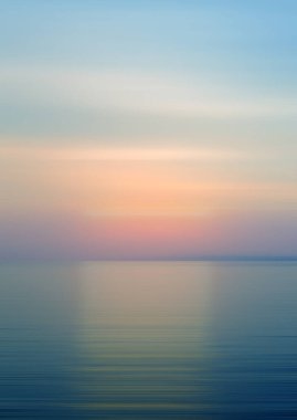 Soyut arkaplan hareketi, alacakaranlık zamanlarında gün batımında denizde kırılma ile bulanıklaştı.