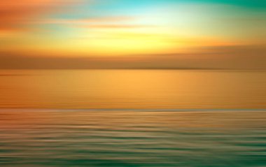 Hareket, suda kırılma arkaplanı bulanıklaştırmış. Alacakaranlık zamanlarında denizde sonsuzluk günbatımının panoramik dramatik görüntüsü