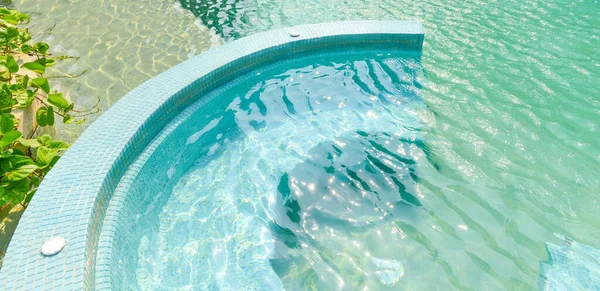 Jacuzzi Freien Blaues Schwimmbad Sommerurlaub — Stockfoto