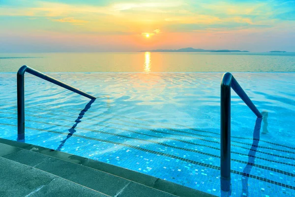 Piscina Com Escada Belo Pôr Sol Mar Crepúsculo Vezes Filtro — Fotografia de Stock