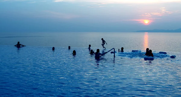 Persone Che Nuotano Divertendosi Piscina Giovani Che Godono Una Vacanza — Foto Stock