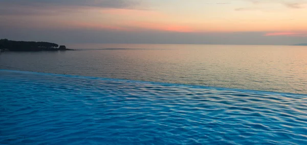 Panoramic Dramatic View Infinity Swimming Pool Sunset Sea Twilight Times — Stock Photo, Image