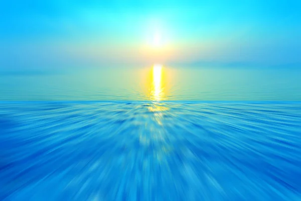 Hareket, suda kırılma arkaplanı bulanıklaştırmış. Alacakaranlık zamanlarında denizde sonsuzluk günbatımının panoramik dramatik görüntüsü