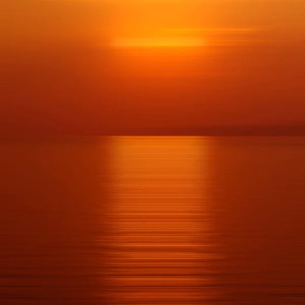 夕阳西下海水折射背景运动的模糊性 — 图库照片