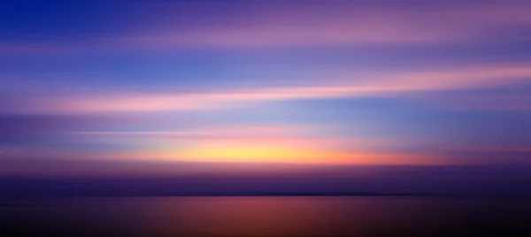 Hareket, alacakaranlık zamanlarında denizdeki kırılma arkaplanı bulanıklaştırdı.