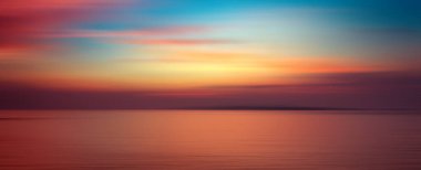 Panoramik dramatik tropikal günbatımının alacakaranlık zamanlarında denizdeki hareketi bulanık arkaplan - Vintage Filtresi-