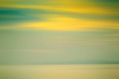 Hareket, alacakaranlık zamanlarında denizdeki kırılma arkaplanı bulanıklaştırdı.