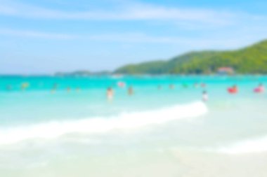 Plajda dinlenen bulanık insanlar, yaz tatili konsepti.