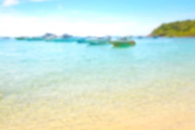 Plajda motorlu tekne, yaz tatili konsepti.