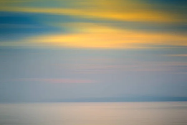 Hareket Alacakaranlık Zamanlarında Denizdeki Kırılma Arkaplanı Bulanıklaştırdı — Stok fotoğraf
