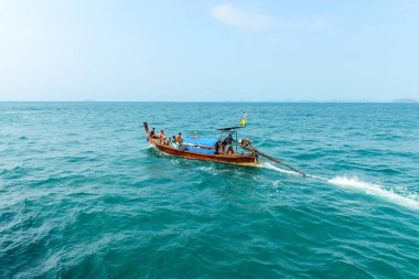 PHUKET, THAILAND - 24 Mart 2015: Phuket adasında Andaman Denizi 'nin mavi sularında uzun kuyruklu tekneyle seyahat eden grup turistler. - 24 Mart 2015, Phuket, Tayland.