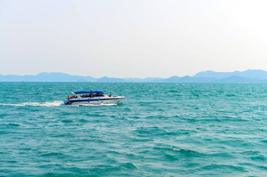 PHUKET, THAILAND - 24 Mart: sürat teknesi yazın Phuket adasında Andaman Denizi 'nin mavi sularında yol alıyor. - 24 Mart 2015, Phuket, Tayland