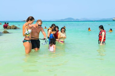 PhANG NGA, THAILAND - 24 Mart: Turistler Khai Nok Adası 'nda yaz aylarında sahilde balık seyredip deniz suyu oynayarak mutlu mesut oyun oynuyorlar. - 24 Mart 2015, Phang Nga, Tayland