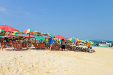 PhANG NGA, THAILAND - 24 Mart: insanlar Khai Nok adasında güneşli bir günde tropikal plajda rahatlatıcı, plaj sandalyeleri ve renkli şemsiyeler. - 24 Mart 2015, Phang Nga, Tayland