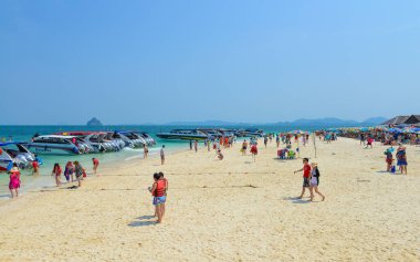 PhANG NGA, THAILAND - 24 Mart: insanlar rahatlıyor, yüzüyor, fotoğraf çekiyor, yazları Khai Nok adasında sahilde eğleniyorlar. - 24 Mart 2015, Phang Nga, Tayland