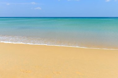 Doğa sahnesi tropikal plaj ve mavi gökyüzü Karon plajı Phuket, Tayland 