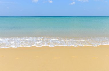 Doğa sahnesi tropikal plaj ve mavi gökyüzü Karon plajı Phuket, Tayland 