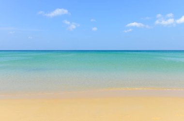 Doğa sahnesi tropikal plaj ve mavi gökyüzü Karon plajı Phuket, Tayland 