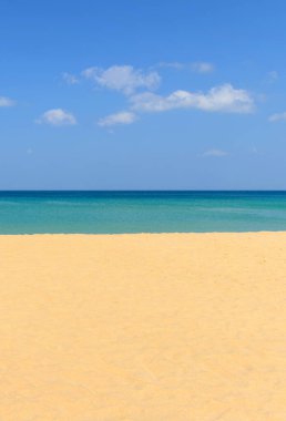 Doğa sahnesi tropikal plaj ve mavi gökyüzü Karon plajı Phuket, Tayland 