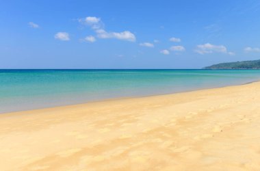 Doğa sahnesi tropikal plaj ve mavi gökyüzü Karon plajı Phuket, Tayland 