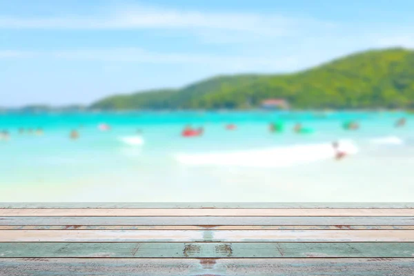 Piano Legno Con Persone Sfocate Spiaggia Concetto Sfondo Vacanze Estive — Foto Stock