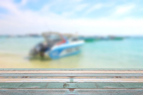 Plajda Bulanık Tekneli Ahşap Masa Üstü Yaz Tatili Arka Plan — Stok fotoğraf