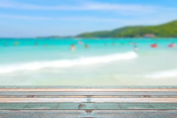 Piano Legno Con Persone Sfocate Spiaggia Concetto Sfondo Vacanze Estive — Foto Stock