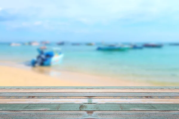 Piano Legno Con Barca Sfocata Spiaggia Concetto Sfondo Vacanze Estive — Foto Stock