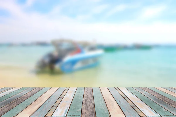 Piano Legno Con Barca Sfocata Spiaggia Concetto Sfondo Vacanze Estive — Foto Stock