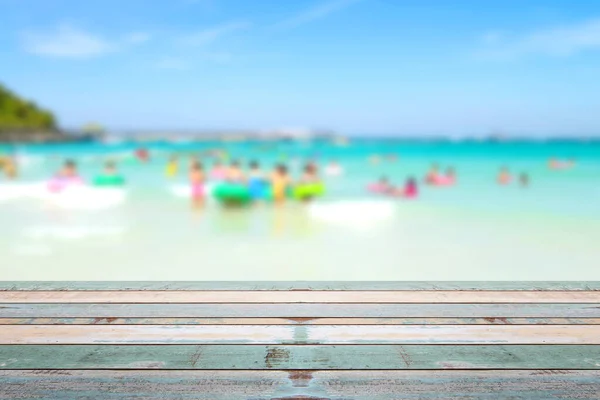 Piano Legno Con Persone Sfocate Spiaggia Concetto Sfondo Vacanze Estive — Foto Stock