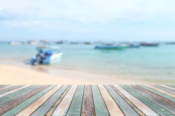 海滩上的木桌顶部有模糊的船 暑假背景的概念 可以用来展示或蒙太奇您的产品 — 图库照片