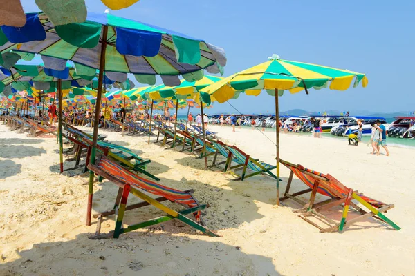 Phang Nga Thailand März Entspannte Menschen Liegestühle Und Bunte Sonnenschirme — Stockfoto