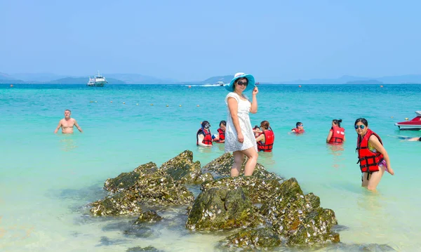 Phang Nga Thailand Μαρτιου Όμορφη Τουρίστρια Τραβάει Φωτογραφίες Διασκεδάζοντας Στην — Φωτογραφία Αρχείου