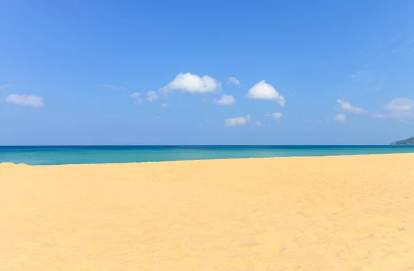 Natura Scena Tropikalna Plaża Błękitne Niebo Karon Plaży Phuket Tajlandia — Zdjęcie stockowe