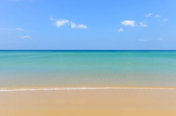 Natura Scena Tropikalna Plaża Błękitne Niebo Karon Plaży Phuket Tajlandia — Zdjęcie stockowe