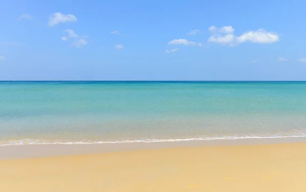 Doğa Sahnesi Tropikal Plaj Mavi Gökyüzü Karon Plajı Phuket Tayland — Stok fotoğraf