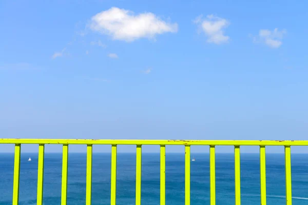 Balcone Ferro Verde Spiaggia Tropicale Blu — Foto Stock