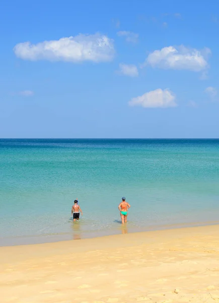 Phuket Tailandia Marzo 2015 Playa Tropical Cielo Azul Ocio Los —  Fotos de Stock