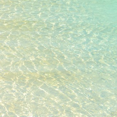 Yüzme havuzu mavi su dalga ve güneş ışığı yansıması efektiyle