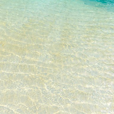 Yüzme havuzu mavi su dalga ve güneş ışığı yansıması efektiyle