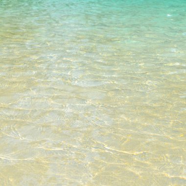 Yüzme havuzu mavi su dalga ve güneş ışığı yansıması efektiyle