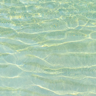 Yüzme havuzu mavi su dalga ve güneş ışığı yansıması efektiyle