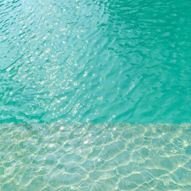 Yüzme havuzu mavi su dalga ve güneş ışığı yansıması efektiyle