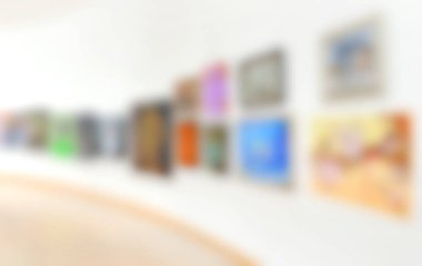 Sanat galerisinde ya da arka plan müzesinde soyut bulanık resim.