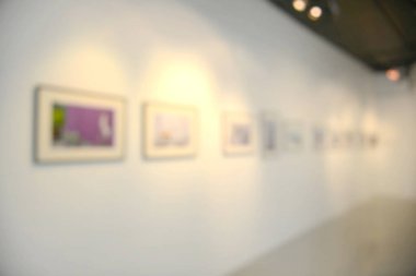Sanat galerisi veya müzesi Bokeh ile soyut bulanık arkaplan.
