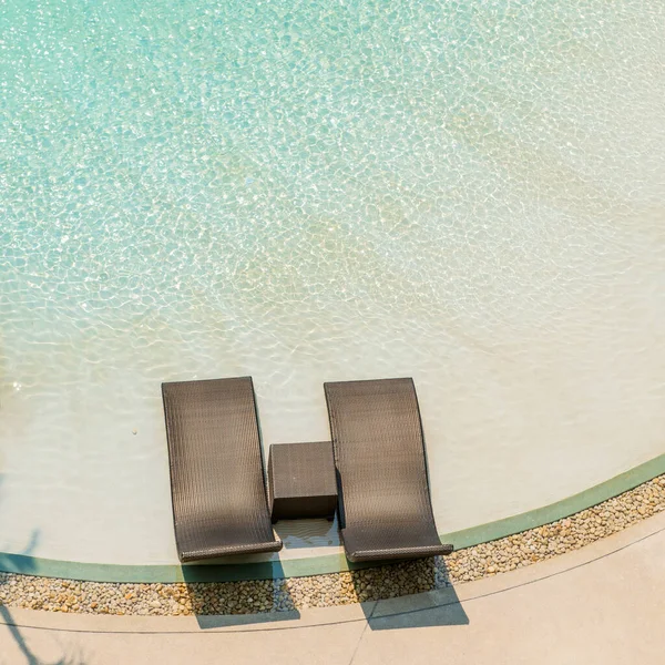 热带酒店度假胜地的豪华游泳池中的海滨椅子 在游泳池中悠闲悠闲 顶部视图 — 图库照片