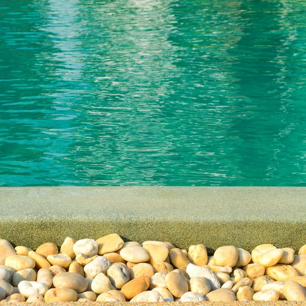 Primo Piano Del Bordo Pietra Fronte Alla Piscina Blu Brillante — Foto Stock