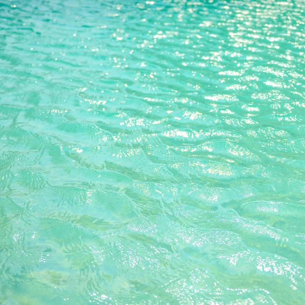 Piscina Água Azul Com Uma Onda Efeito Reflexão Luz Solar — Fotografia de Stock