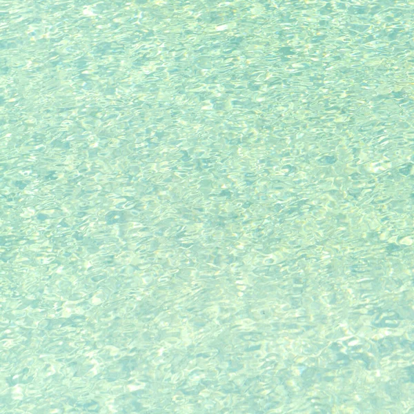 Πισίνα Μπλε Νερό Ένα Κύμα Και Φως Του Ήλιου Αντανάκλαση — Φωτογραφία Αρχείου